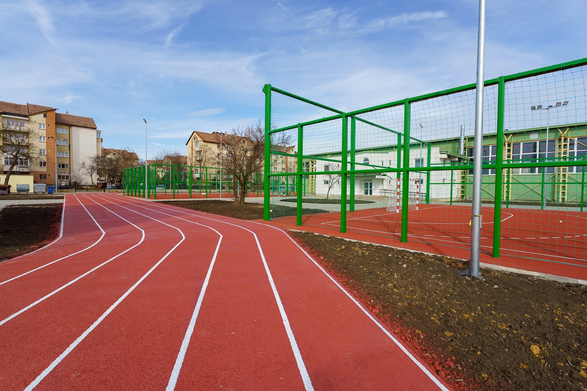 A futópálya kanyarja a bekerített pályák mellett