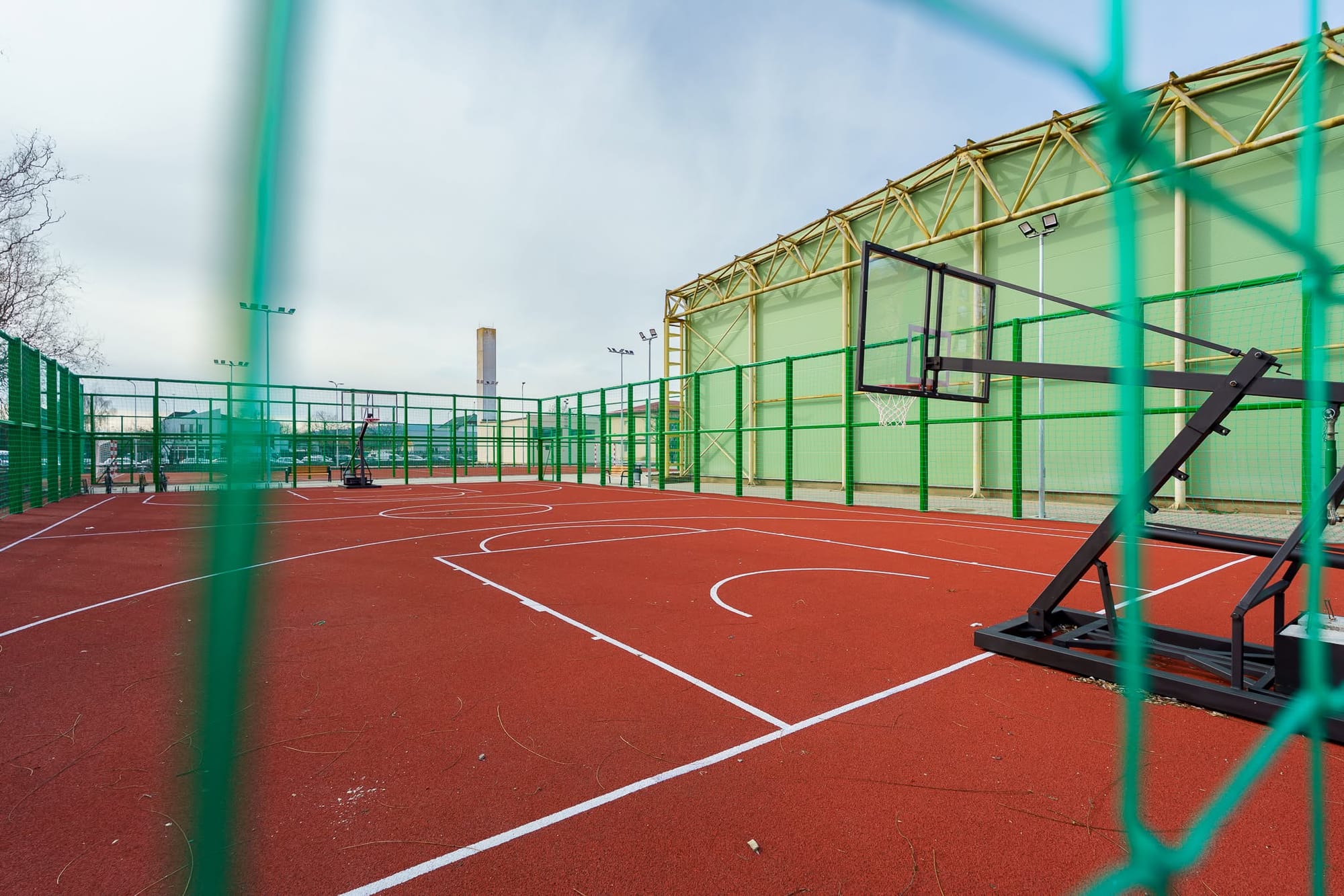 Kosárlabdapálya palánkkal a felújított sportudvaron